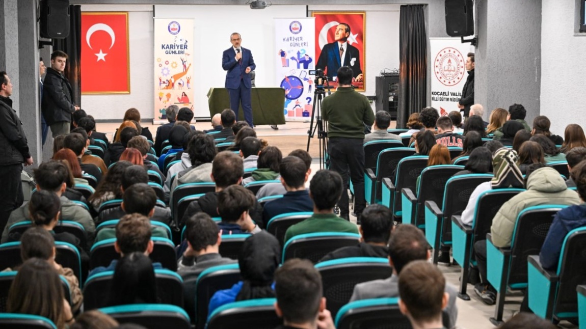 Kocaeli Valisi Seddar Yavuz, Meslek Tanıtımı ve Kariyer Günleri Etkinlikleri Kapsamında 12. Sınıf Öğrencileriyle Tecrübelerini Paylaştı
